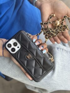 قاب موبایل آیفون شنل بالشتی جاکارتی + بند طلایی - تصویر 2