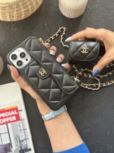 قاب موبایل آیفون شنل بالشتی جاکارتی + بند طلایی - تصویر 3