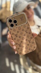 قاب موبایل آیفون لویی ویتون مخملی فونتی قهوه ای - تصویر 2