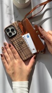 قاب موبایل ( آیفون ) سلین استریپ پارچه ای قهوه ای جاکارتی + بند بلند - تصویر 3