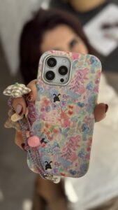 قاب موبایل آیفون خرگوش واندرلند + بندست گل پارچه ای - تصویر 3