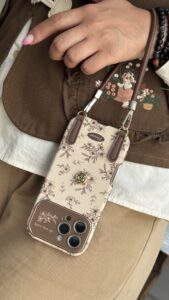 قاب موبایل آیفون گل ویکتورین استایل + بندست - تصویر 2