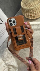 قاب موبایل آیفون فندی چرمی قفل فلزی جاکارتی + بندست بلند