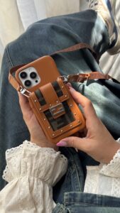 قاب موبایل آیفون فندی چرمی قفل فلزی جاکارتی + بندست بلند - تصویر 3