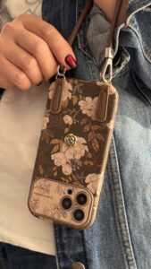 قاب موبایل آیفون گل فلاور کرم فندقی + بند چرمی ست - تصویر 3