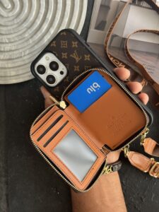 قاب موبایل آیفون لویی ویتون بگی والت جاکارتی - تصویر 2