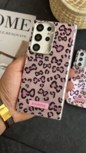 قاب موبایل ( آیفون - سامسونگ ) پلنگی صورتی پاپیون لاوکیتی - تصویر 3