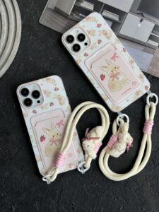 قاب موبایل آیفون خرگوش توت فرنگی پاپیون آویز و بند عروسکی - تصویر 3