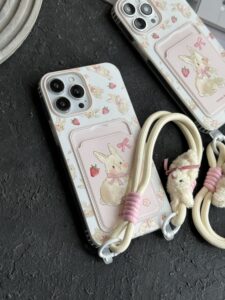 قاب موبایل آیفون خرگوش توت فرنگی پاپیون آویز و بند عروسکی - تصویر 2