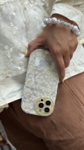 قاب موبایل ( آیفون ) گل مستر پیس سفید نقره ای + بندست مخملی - تصویر 2