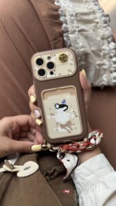 قاب موبایل ( آیفون ) گربه فلوریتا جاکارتی + بند اسکارف