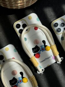 قاب موبایل آیفون گربه خوش قلب توپی جاکارتی بنددار - تصویر 2