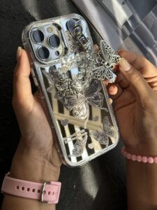 قاب موبایل ( آیفون - سامسونگ ) پروانه و قلب آیینه ای آویز دار - تصویر 3