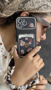 قاب موبایل آیفون گل رزا نرا جاکارتی دار + بندست اسکارف - تصویر 3