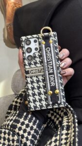 قاب موبایل ( آیفون - سامسونگ ) دیور پاریس زبرا پارچه ای لندیارد - تصویر 3