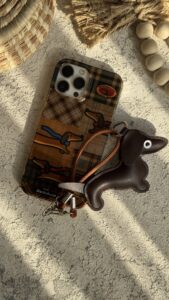 قاب موبایل ( آیفون ) سگ چرمی داکس هوند چهارخونه سه بعدی + بندست - تصویر 3