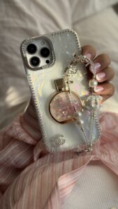 قاب موبایل آیفون پرفیوم کوکوشنل چنس نگین دار آکواریومی + پاپسوکت شنل - تصویر 2