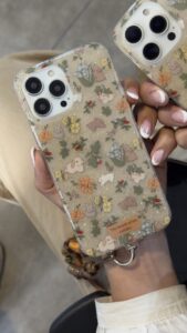 قاب موبایل آیفون خرگوش باغ جادویی + بندست مخملی - تصویر 3