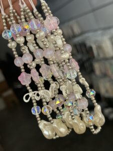 بند و آویز گل شمعدونی صورتی و سفید - تصویر 2