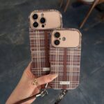 قاب گوشی موبایل آیفون چهارخونه نسکافه‌ای با اویز/ brown checkered (کد my0323))