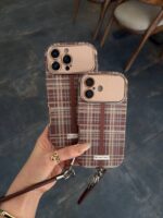 قاب گوشی موبایل آیفون چهارخونه نسکافه‌ای با اویز/ brown checkered (کد my0323))