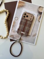 قاب گوشی موبایل آیفون چهارخونه نسکافه‌ای با اویز/ brown checkered (کد my0323)) - Image 2